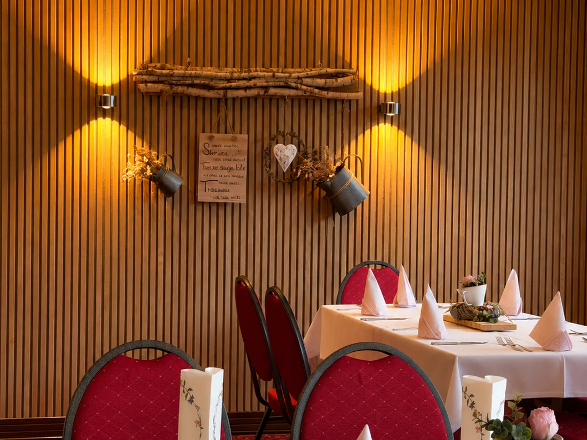 Festlich eingedeckter Saal im Landhotel Witte-König
