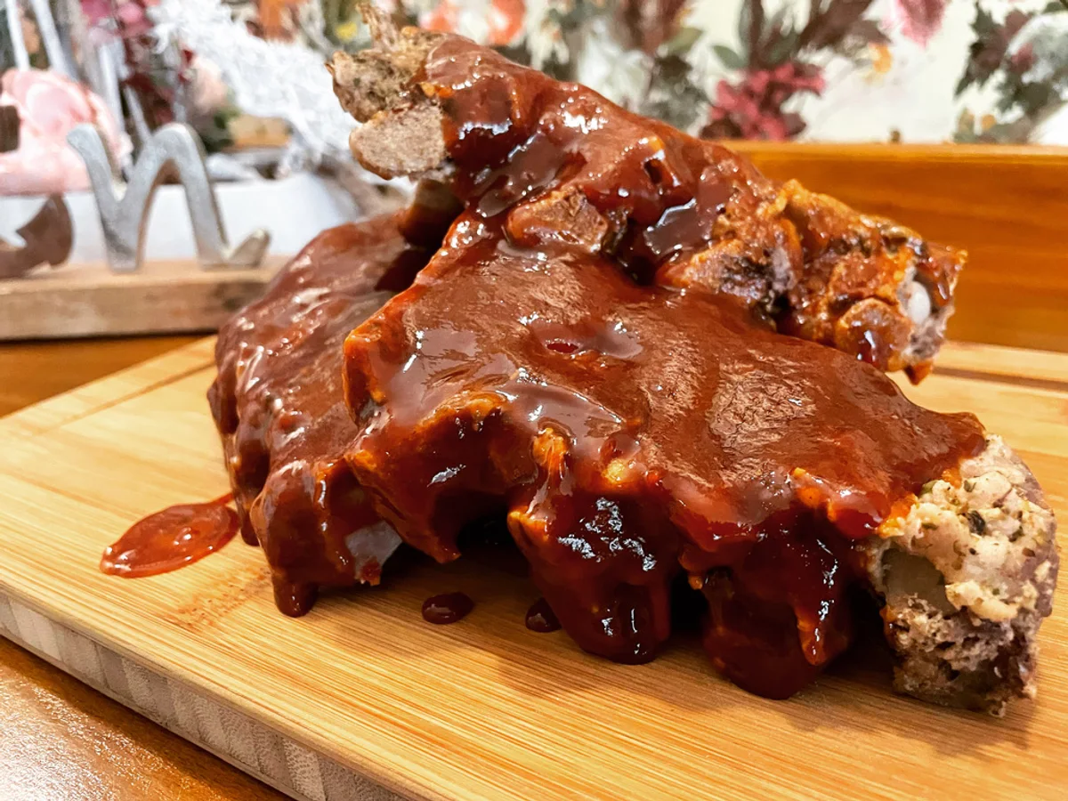 Hausgemachte Spare Ribs auf einem Holzbrett
