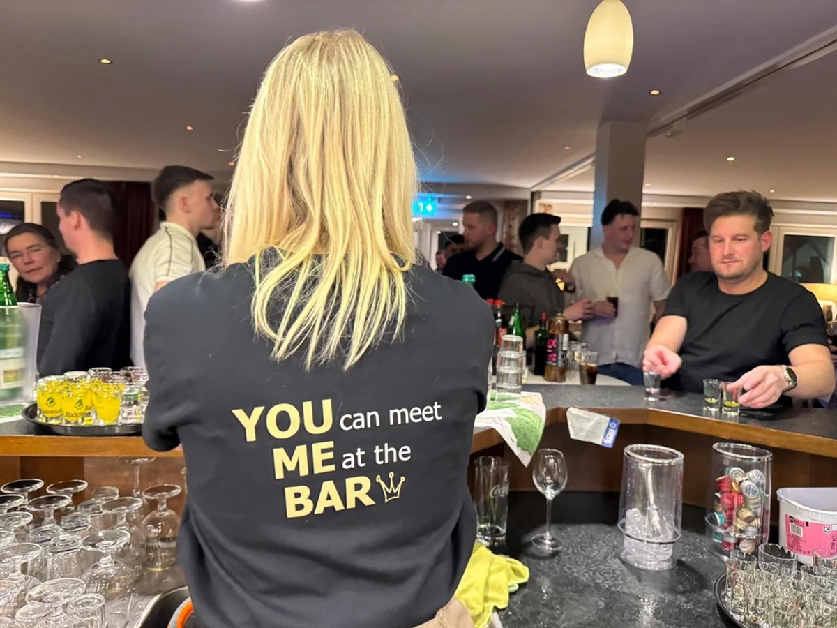 Gäste und Service an der Bar während der Kohlfahrt-Party