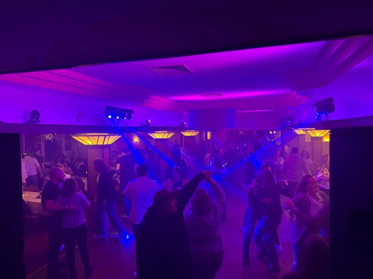 Volle Tanzfläche bei der Kohlfahrt-Party im Landhotel Witte-König