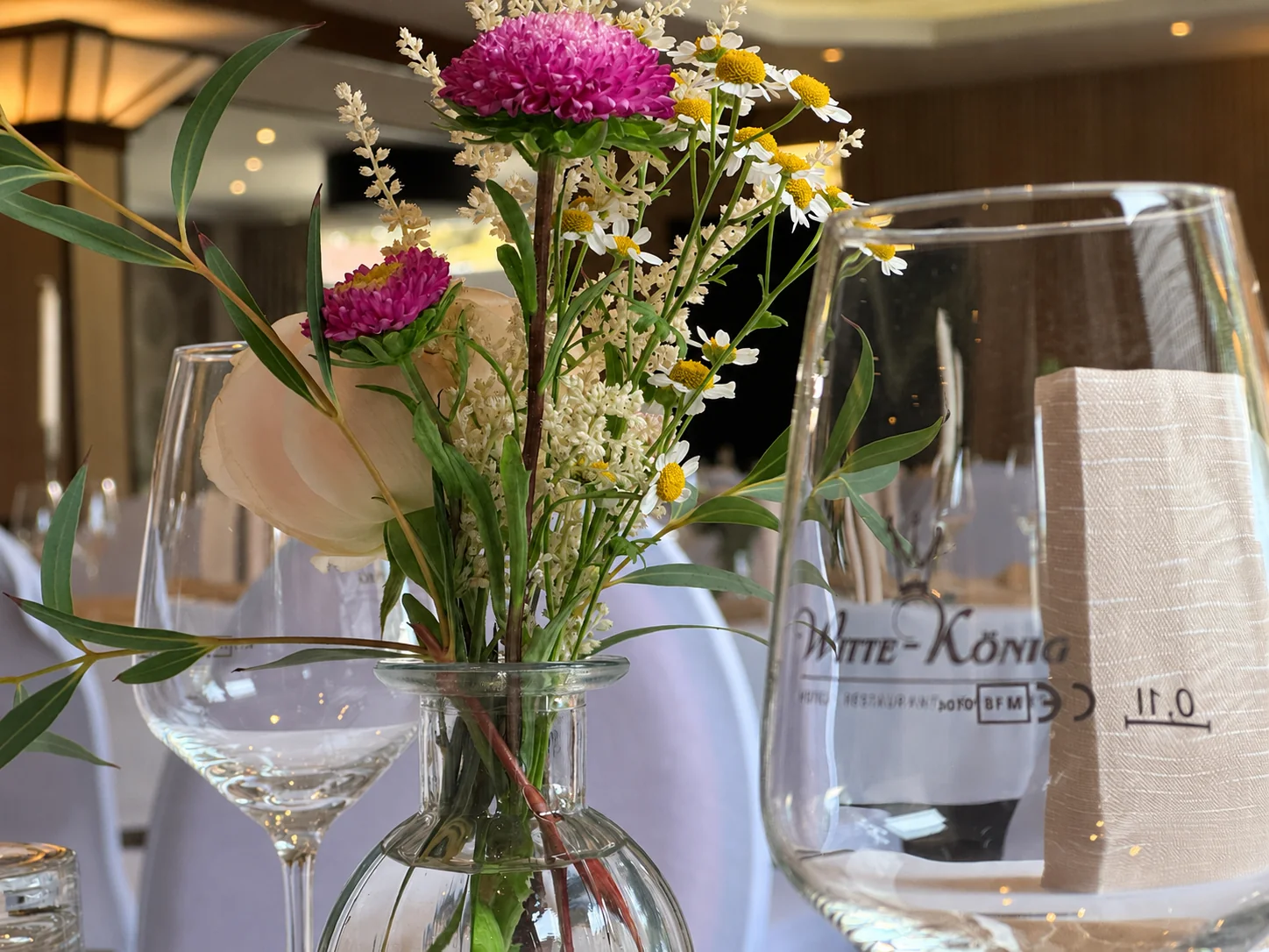 Hochzeitsblumen und Tischdekoration im Landhotel Witte-König