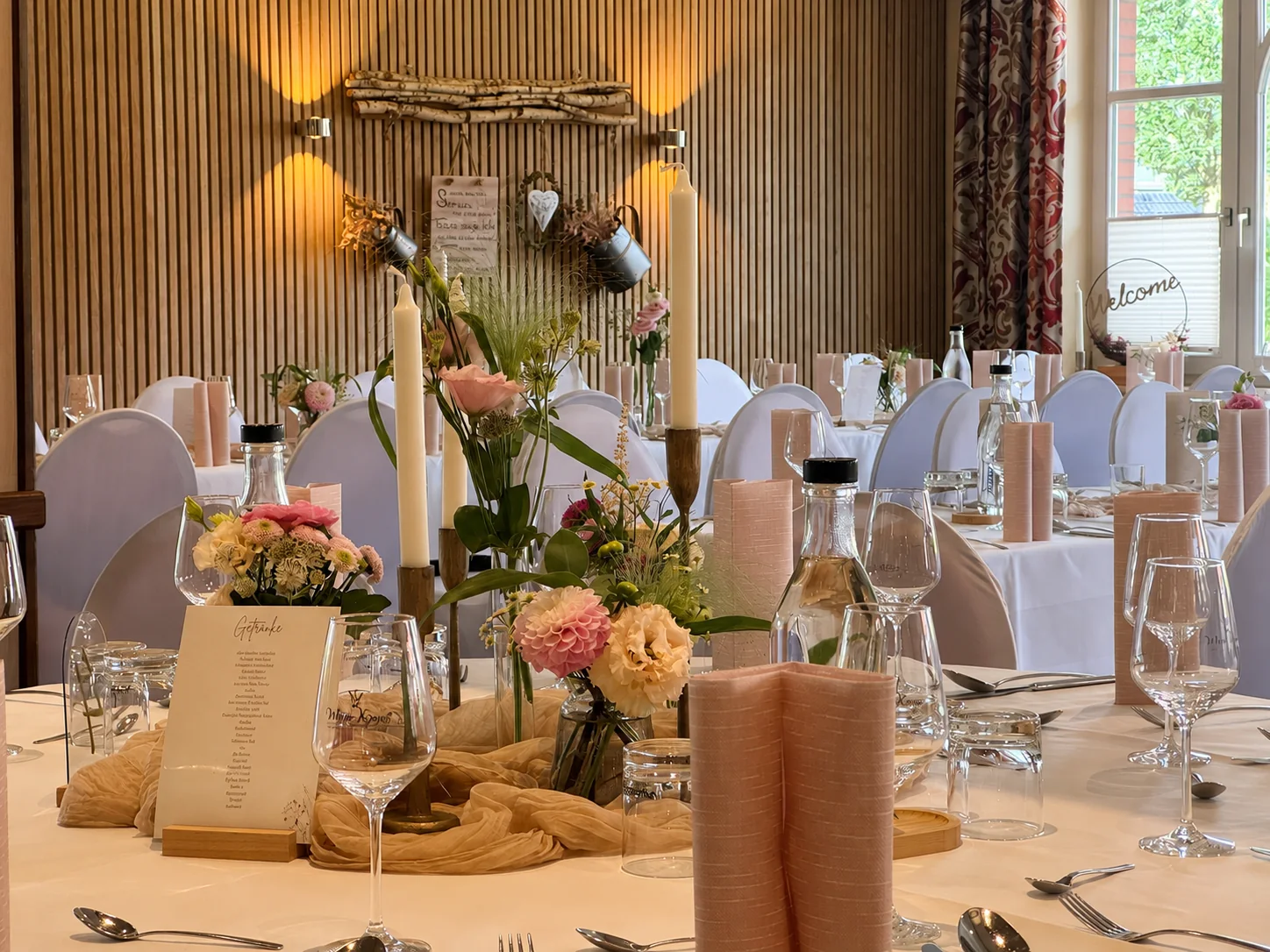 Hochzeitssaal mit rosa Tischdekoration im Landhotel Witte-König