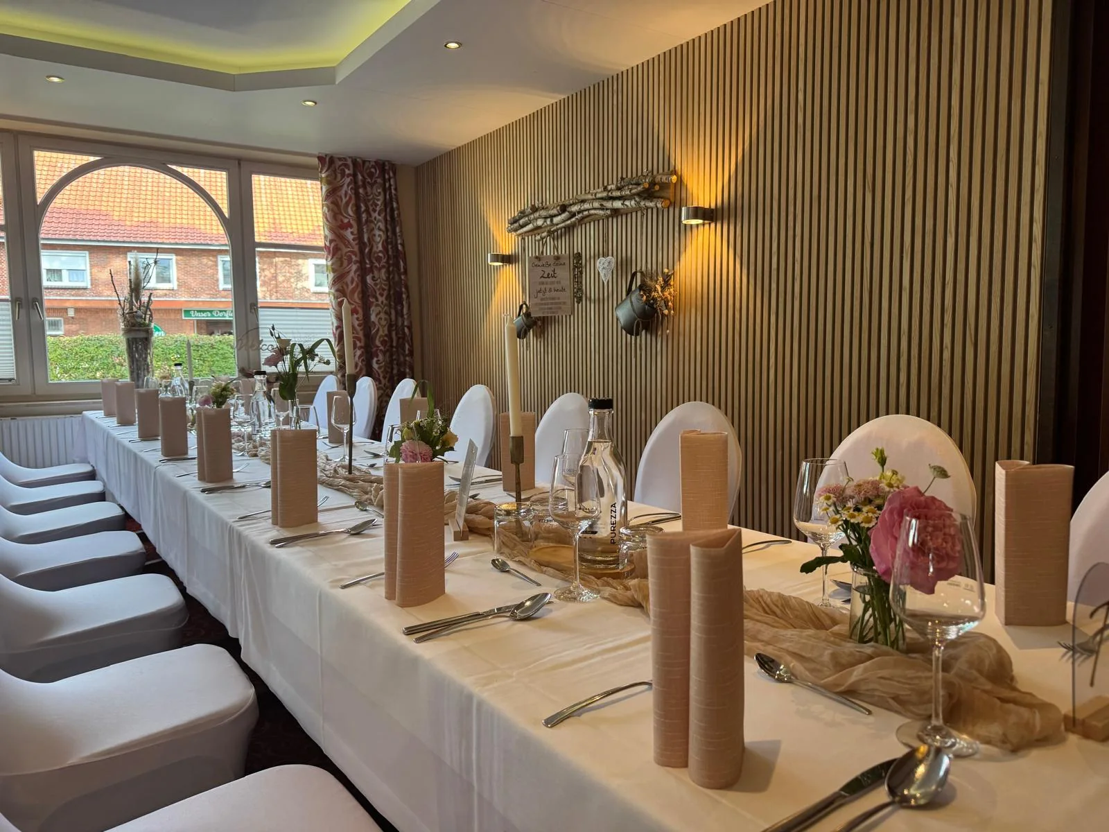 Festlich gedeckte Hochzeitstafel im Landhotel Witte-König