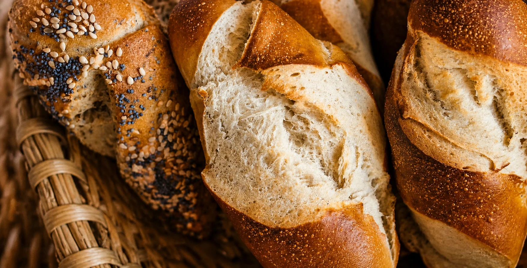 Reichhaltiges Frühstücksbuffet mit frischen Brötchen, Aufschnitt, Käse, Obst und warmen Speisen im Landhotel Witte-König